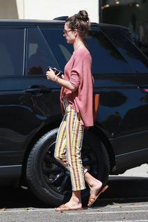 Alessandra Ambrosio feet photo thumbnail