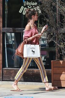 Alessandra Ambrosio feet photo thumbnail