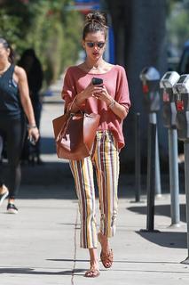 Alessandra Ambrosio feet photo thumbnail