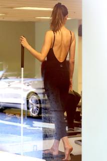 Alessandra Ambrosio feet photo thumbnail