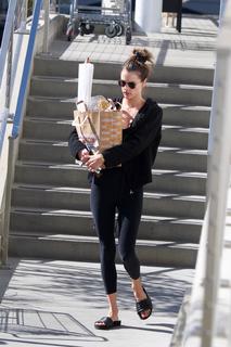 Alessandra Ambrosio feet photo thumbnail