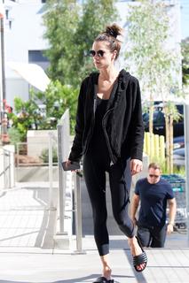 Alessandra Ambrosio feet photo thumbnail