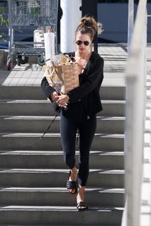 Alessandra Ambrosio feet photo thumbnail