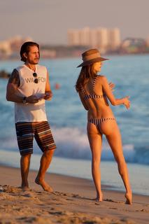 Alessandra Ambrosio feet photo thumbnail