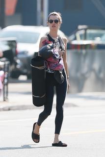 Alessandra Ambrosio feet photo thumbnail