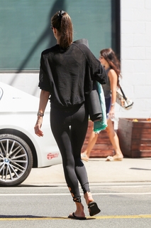 Alessandra Ambrosio feet photo thumbnail