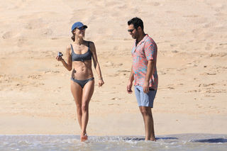 Alessandra Ambrosio feet photo thumbnail