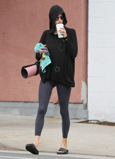 Alessandra Ambrosio feet photo thumbnail