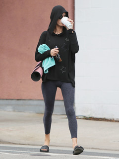 Alessandra Ambrosio feet photo thumbnail