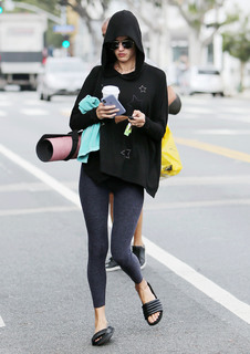 Alessandra Ambrosio feet photo thumbnail