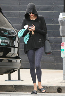 Alessandra Ambrosio feet photo thumbnail