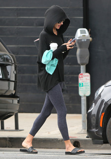 Alessandra Ambrosio feet photo thumbnail