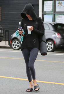 Alessandra Ambrosio feet photo thumbnail