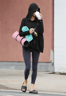 Alessandra Ambrosio feet photo thumbnail