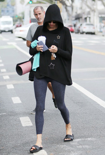 Alessandra Ambrosio feet photo thumbnail