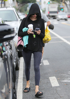 Alessandra Ambrosio feet photo thumbnail