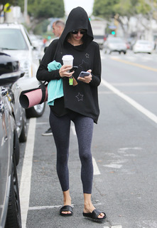 Alessandra Ambrosio feet photo thumbnail