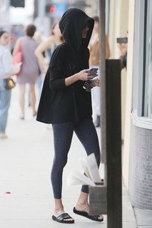 Alessandra Ambrosio feet photo thumbnail