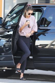 Alessandra Ambrosio feet photo thumbnail