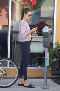 Alessandra Ambrosio feet photo thumbnail