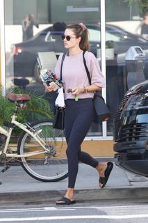 Alessandra Ambrosio feet photo thumbnail