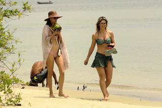 Alessandra Ambrosio feet photo thumbnail