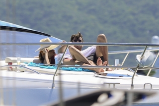 Alessandra Ambrosio feet photo thumbnail