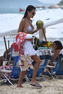 Alessandra Ambrosio feet photo thumbnail