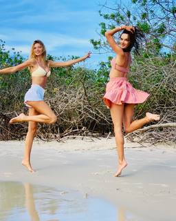 Alessandra Ambrosio feet photo thumbnail