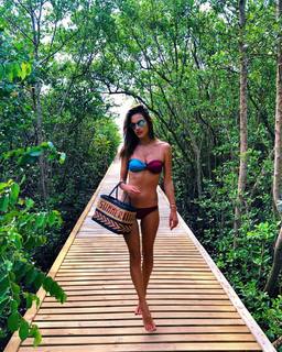 Alessandra Ambrosio feet photo thumbnail