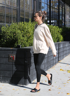 Alessandra Ambrosio feet photo thumbnail