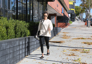 Alessandra Ambrosio feet photo thumbnail