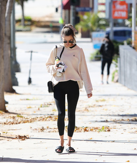 Alessandra Ambrosio feet photo thumbnail