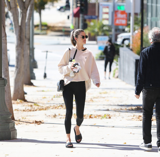 Alessandra Ambrosio feet photo thumbnail