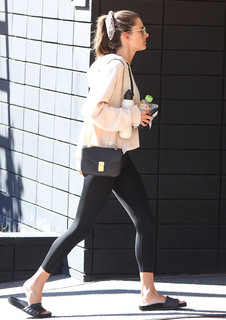 Alessandra Ambrosio feet photo thumbnail