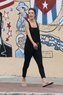 Alessandra Ambrosio feet photo thumbnail