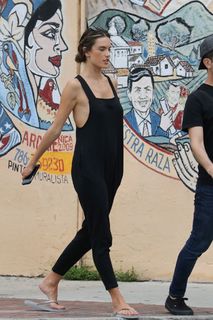 Alessandra Ambrosio feet photo thumbnail