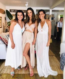 Alessandra Ambrosio feet photo thumbnail