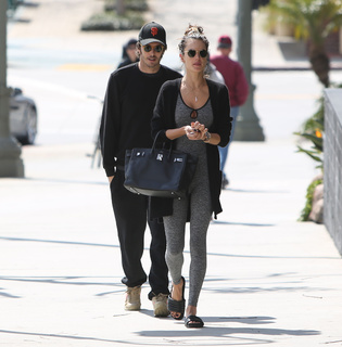 Alessandra Ambrosio feet photo thumbnail