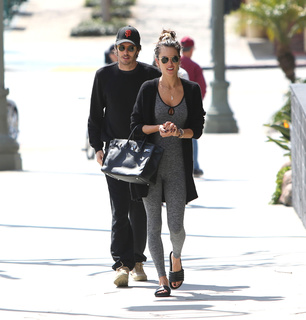 Alessandra Ambrosio feet photo thumbnail