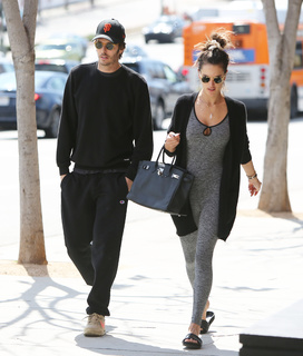 Alessandra Ambrosio feet photo thumbnail