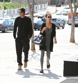 Alessandra Ambrosio feet photo thumbnail