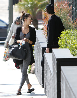 Alessandra Ambrosio feet photo thumbnail