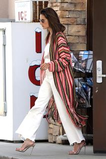 Alessandra Ambrosio feet photo thumbnail