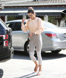 Alessandra Ambrosio feet photo thumbnail