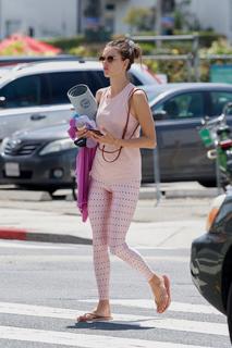 Alessandra Ambrosio feet photo thumbnail