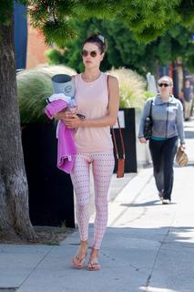 Alessandra Ambrosio feet photo thumbnail