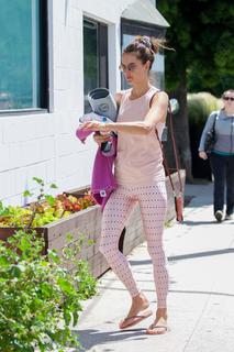 Alessandra Ambrosio feet photo thumbnail