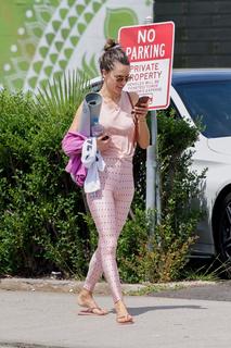 Alessandra Ambrosio feet photo thumbnail