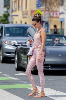 Alessandra Ambrosio feet photo thumbnail